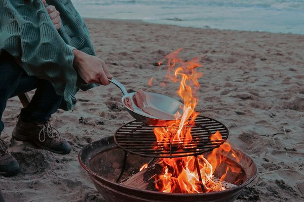 Quelles sont les meilleures techniques pour cuisiner des repas complets en camping sans réchaud ?